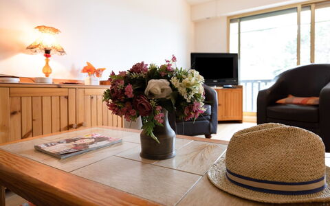 Les Princes: Flower, Table, Furniture, Property, Window, Chair, Plant, Decoration, Vase