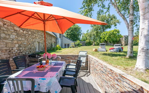 Ty Ar Bilie: Sky, Table, Furniture, Property, Plant, Chair, Tree, Building, Shade, Outdoor Furniture