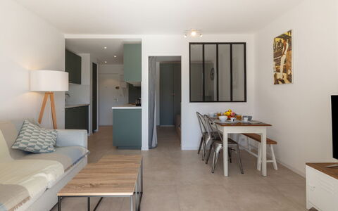 Odyssee 80: Table, Furniture, Property, Building, Wood, House, Interior Design, Lighting, Orange, Comfort