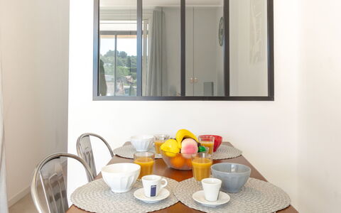 Odyssee 80: Food, Tableware, Property, Table, Mirror, Furniture, Dishware, Window, Wood, Building