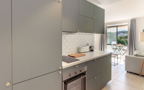 Odyssee 80: Cabinetry, Building, Property, Countertop, Furniture, Kitchen Appliance, Kitchen Stove, Kitchen, Home Appliance, Wood