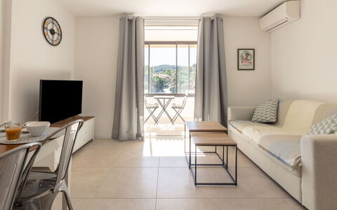 Odyssee 80: Table, Furniture, Property, White, Tableware, Chair, Building, Wood, Couch