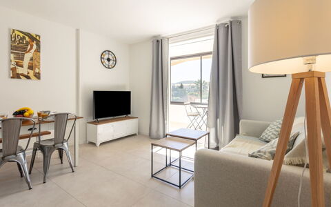 Odyssee 80: Table, Furniture, Picture Frame, Property, Couch, Wood, Lighting, Comfort, Interior Design, Chair