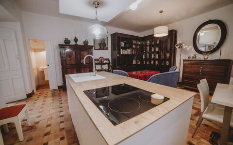 Posada La Casa Del Pintor: Brown, Mirror, Furniture, Cabinetry, Countertop, Kitchen, Home Appliance, Wood, Lighting, Interior Design