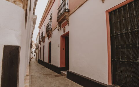 Posada La Casa Del Pintor: Window, Wood, Road Surface, Building, Neighbourhood, Alley, Flooring, Road, Facade, City