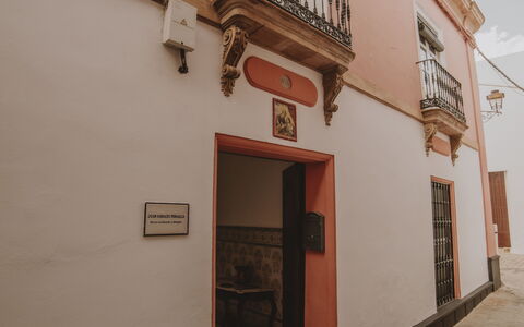 Posada La Casa Del Pintor: Property, Building, Wood, Door, Neighbourhood, House, Facade, Tints And Shades, Flooring