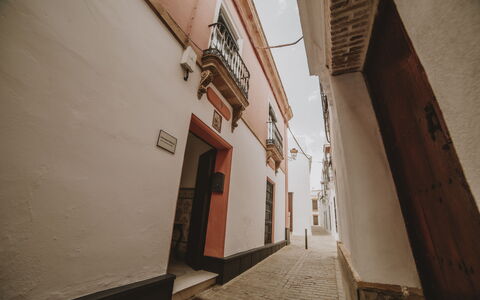 Posada La Casa Del Pintor: Wood, Building, Door, Window, Flooring, Tints And Shades, Facade, House, Road