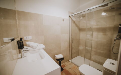 Posada La Casa Del Pintor: Property, Building, Plumbing Fixture, Bathroom, Shower Head, Shower, Floor, House, Flooring