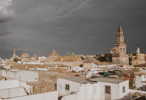 Posada La Casa Del Pintor: Cloud, Sky, Window, Building, Urban Design, Landscape, City, Facade, Roof, Cityscape
