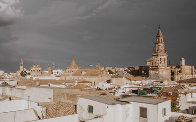 Posada La Casa Del Pintor: Cloud, Sky, Window, Building, Urban Design, Landscape, City, Facade, Roof, Cityscape
