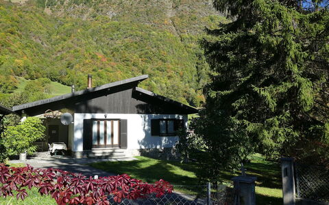Chalet al Portic: House, Home, Roof, Cottage, Architecture, Shrub, Landscape, Rural Area, Slope, Hill Station