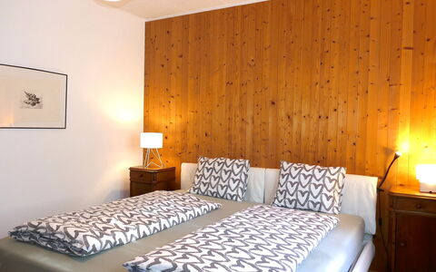 Chalet al Portic: Furniture, Interior Design, Wood, Bed, Bedroom, Flooring, Floor, Textile, Bed Sheet, Room