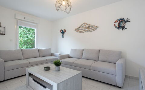Résidence Ker Armor: Couch, Furniture, Property, Table, White, Plant, Interior Design, Lighting, Studio Couch