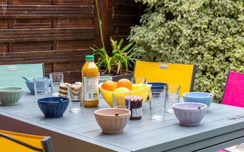 Résidence Ker Armor: Table, Tableware, Food, Bottle, Plant, Interior Design, Outdoor Furniture, Tablecloth, Outdoor Table, Orange