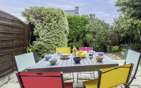 Résidence Ker Armor: Table, Cloud, Sky, Furniture, Tableware, Property, Chair, Plant, Outdoor Table, Outdoor Furniture
