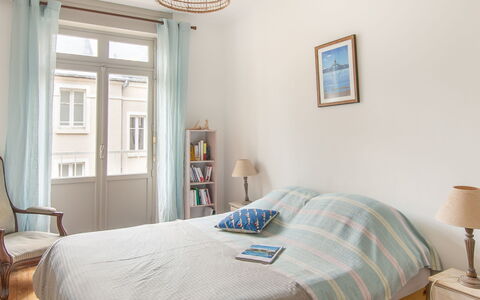 Le Cap Horn: Furniture, Property, Picture Frame, Window, Azure, Comfort, Wood, Lighting, Textile, Pillow