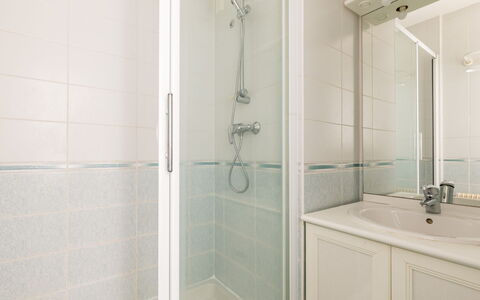 Mogador: Plumbing Fixture, Shower Door, Shower Head, Bathroom Cabinet, Door, Shower, Bathroom, Shower Bar, Tap