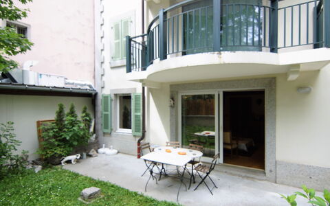 Les Jardins de L'Astoria: Plant, Property, Furniture, Table, Building, Window, Chair, Architecture, Interior Design, Outdoor Table