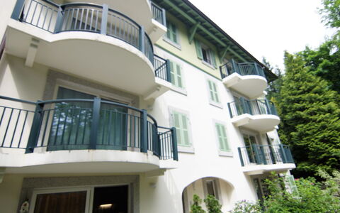 Les Jardins de L'Astoria: Building, Property, Window, Sky, Tree, Architecture, House, Plant, Urban Design