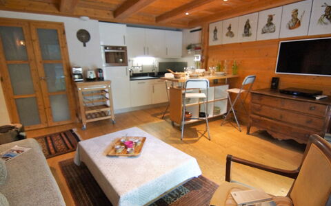 Les Jardins de L'Astoria: Property, Furniture, Table, Cabinetry, Wood, Building, Interior Design, Kitchen Appliance, Living Room, Chair