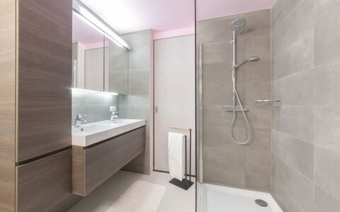 Turquoise Duplex Appartment: Tap, Plumbing Fixture, Shower Head, Mirror, Building, Sink, Bathroom, Shower Bar, Shower