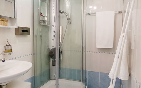 Open Space with Patio Lety: Property, Plumbing Fixture, Sink, Bathroom, Tap, Shower, Bathroom Sink, Floor, Shower Door