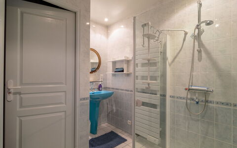 Au Bord du Canal: Plumbing Fixture, Shower Head, Property, Shower Panel, Shower Bar, Shower, Door, Bathroom, Tap