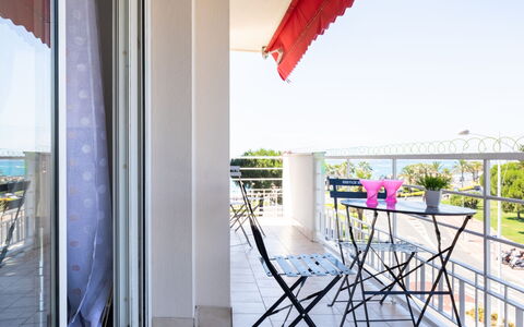 L'Auteuil: Table, Plant, Sky, Furniture, Building, Shade, Interior Design, Architecture, Floor, Wood