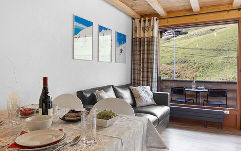 Sundance 10 1: Furniture, Property, Table, Couch, Tableware, Wood, Bottle, Interior Design, Comfort, Shade