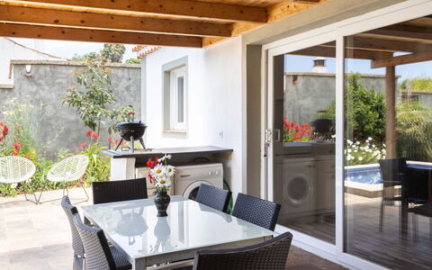Jorge: Plant, Furniture, Property, Flower, Table, Flowerpot, Houseplant, Chair, Interior Design, Building