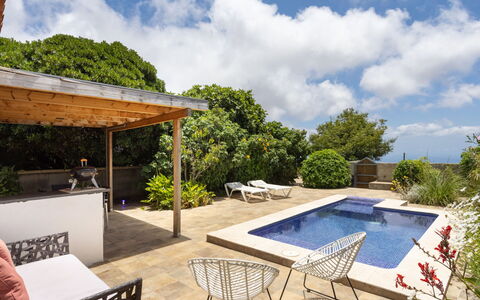 Jorge: Cloud, Sky, Property, Plant, Table, Swimming Pool, Shade, Outdoor Furniture, Tree, Building