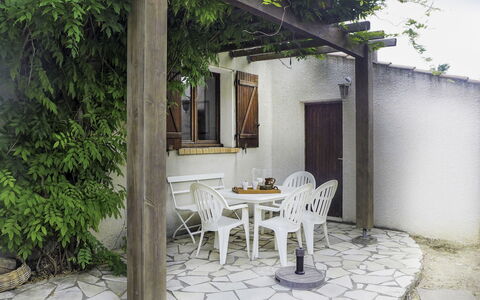 Les Hauts de Grimmal: Plant, Table, Property, Building, Chair, Tree, Shade, Interior Design, Land Lot, Door