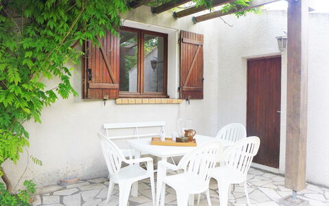Les Hauts de Grimmal: Property, Room, Furniture, House, Building, Table, Interior Design, Real Estate, Cottage, Chair