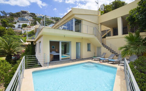 La Estrella: Water, Cloud, Plant, Sky, Property, Swimming Pool, Building, Azure, Window, Tree