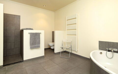 La Estrella: Bathtub, Building, Tap, Plumbing Fixture, Bathroom, Lighting, Interior Design, Floor, House