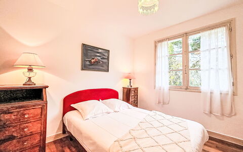 Le Rivage: Bed, Furniture, Bedroom, Bed Sheet, Bedding, Interior Design, Wood, Floor, Linens, Room