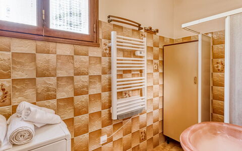 L'Ensoleillade: Plumbing Fixture, Building, Window, Wood, Textile, Interior Design, Bathroom, Flooring, Floor