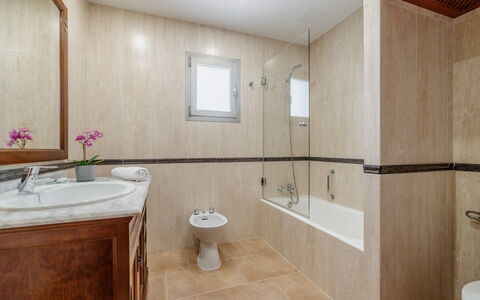 Pintor Beach House: Tap, Plumbing Fixture, Property, Sink, Mirror, Building, Bathroom Sink, Bathroom, Bathroom Cabinet, Bathtub