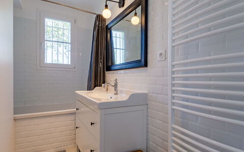 Le Colibri: Property, Plumbing Fixture, Tap, Bathroom Cabinet, Mirror, Sink, Wood, Bathroom, Window, Interior Design