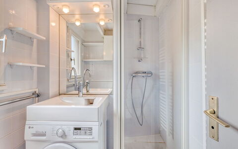 Les Argentines: Laundry Room, Mirror, Tap, Bathroom Cabinet, Property, Plumbing Fixture, Sink, Cabinetry, White, Clothes Dryer