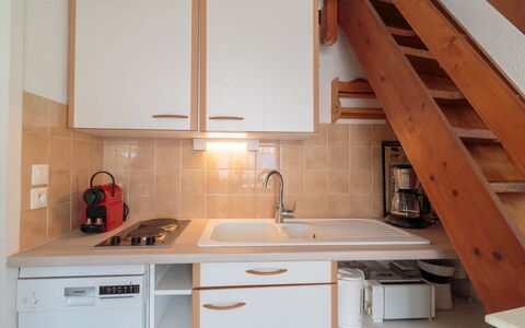 Les Argentines: Kitchen Sink, Cabinetry, Sink, Countertop, Property, Tap, White, Building, Kitchen, Kitchen Stove