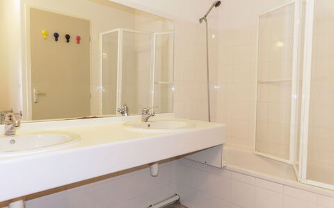 Les Jardins de L'Océan: Mirror, Sink, Tap, Plumbing Fixture, Property, Bathroom, Bathroom Sink, Interior Design