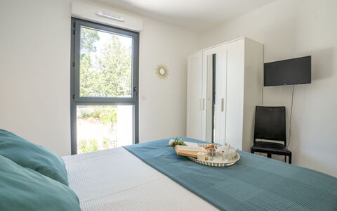 Le Diamanti: Furniture, Property, Building, Window, Comfort, Textile, Bed Frame, Wood, Picture Frame, Bed