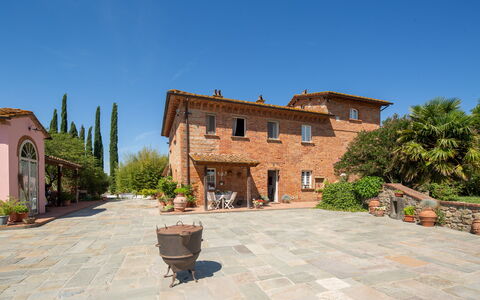 Villa Lorenzana: Plant, Sky, Building, Flowerpot, Window, House, Tree, Landscape, Neighbourhood, Houseplant