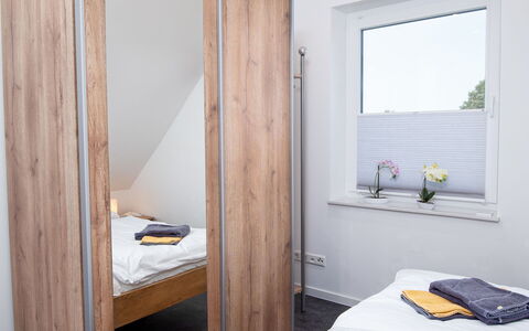 Nordsee Brise: Window, Wood, Comfort, Door, Hardwood, Building, Home Door, Shade, Room