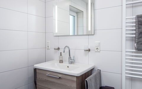 Nordsee Brise: Mirror, Tap, Plumbing Fixture, Sink, Cabinetry, Building, Property, Bathroom Sink, Bathroom Cabinet, Countertop