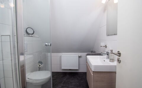 Nordsee Brise: Sink, Mirror, Tap, Building, Plumbing Fixture, Property, Bathroom Sink, Bathroom, Purple