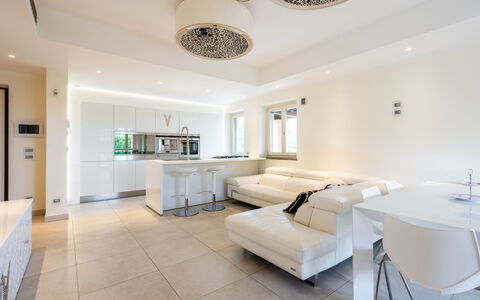 Appendino: Property, Table, Furniture, White, Couch, Decoration, Interior Design, Living Room, Lamp, Comfort