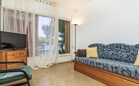 Palmeras: Furniture, Comfort, Couch, Wood, Interior Design, Building, Cabinetry, Living Room, Shade, Flooring