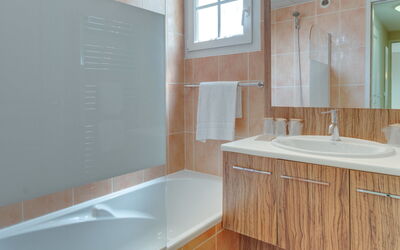 Domaine de Camiole 700.6: Property, Sink, Tap, Mirror, Building, Plumbing Fixture, Cabinetry, Bathtub, Wood, Bathroom